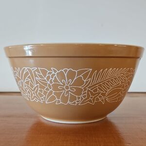 Pyrex WOODLAND 402 Mixing Bowl in Tan and White